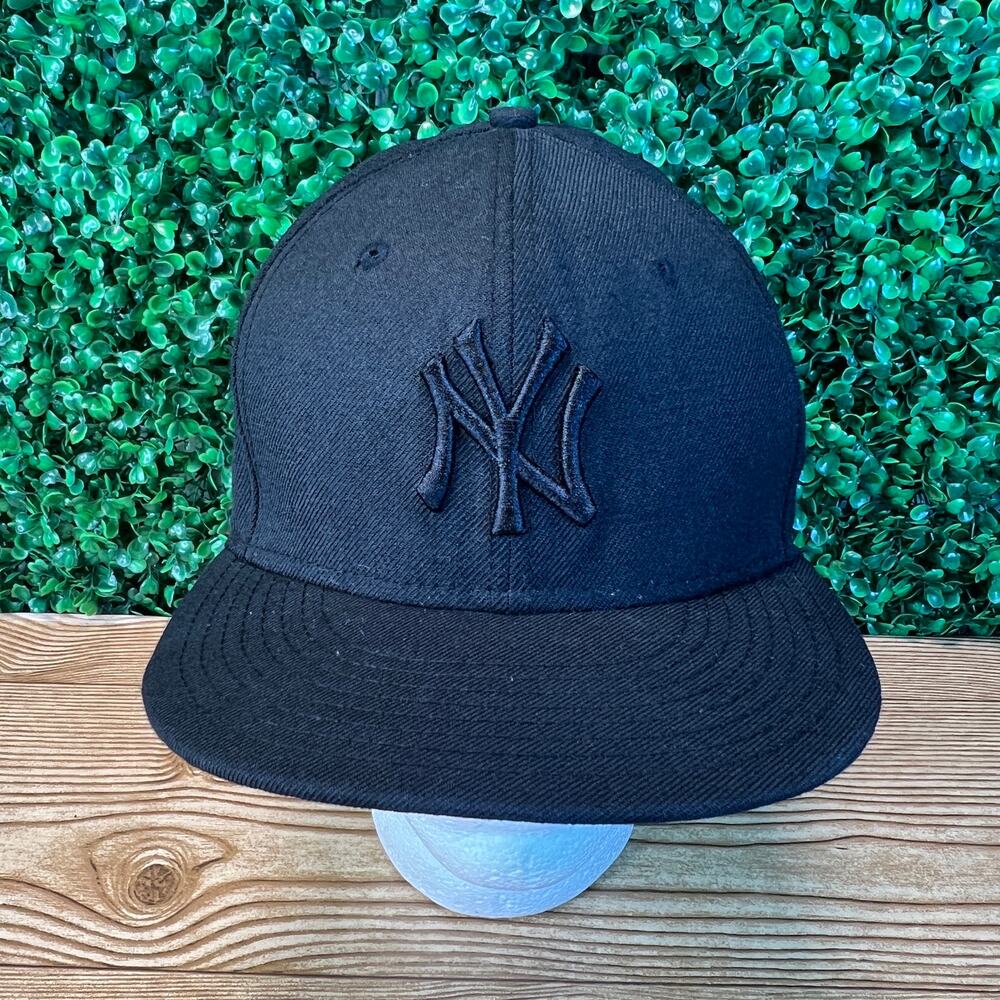 NY New York Yankees New Era Fitted Cap Sz 7 1/2 Black on Black MLB